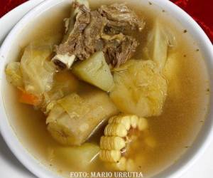 Sopa de res, hecha como en casa, en el comedor Rosita. (Foto: Mario Urrutia)