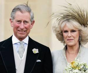 A sus 75 años, la reina Camila llevará para su coronación uno de los vestidos más importantes de su vida. E ironías del destino, eligió para crearlo al diseñador británico Bruce Oldfield, famoso por haber vestido a la princesa Diana.