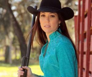 Jamie Gilt es una estadounidense conocida por defender y fomentar la tenencia y el uso de armas de fuego desde las redes sociales.