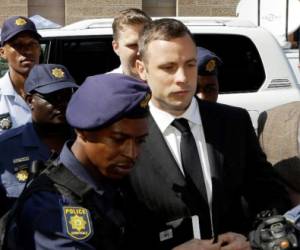 Oscar Pistorius es escoltado por la policía a su llegada al Tribunal Superior de Pretoria, Sudáfrica.