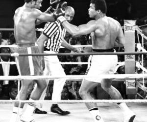 El mítico boxeador empezó a brillas en su carrera desde muy joven y cada enfrentamiento era un gran espectáculo, foto: Agencia AFP.