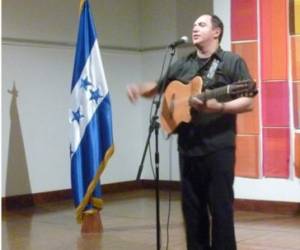 El cantautor Guillermo Anderson durante su presentación en Londres.