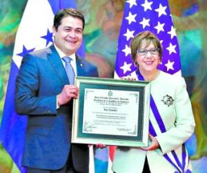 La embajadora de los Estados Unidos, Lisa Kubiske, recibió ayer la Orden Francisco Morazán en el Grado Gran Cruz Placa de Plata.