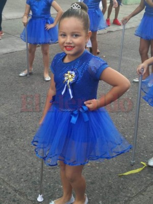 Escolares hondureños rinden homenaje a la Patria llenó de color y sonrisas  