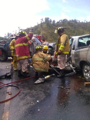 Imágenes del choque entre dos pick-up en la cuesta de La Virgen