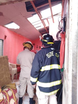 Casas sin techo y fuertes inundaciones deja frente frío en el norte de Honduras