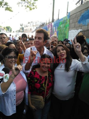 FOTOS: Así vistió Salvador Nasralla para ejercer el sufragio