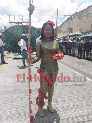 FOTOS: Los coloridos y originales trajes típicos de los desfiles patrios