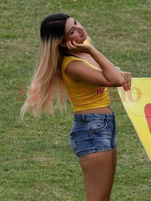 Hermosas mujeres acaparan las miradas en el estadio Yankel Rosenthal