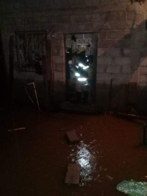 FOTOS: Casas y calles inundadas dejan fuertes lluvias en el país