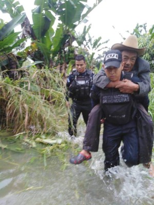 Dramático rescate de familias afectadas por el huracán Eta en Honduras (FOTOS)