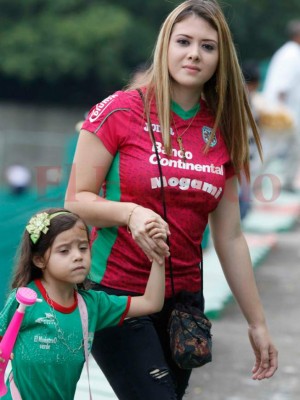 Hermosas mujeres acaparan las miradas en el estadio Yankel Rosenthal