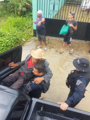 Dramático rescate de familias afectadas por el huracán Eta en Honduras (FOTOS)