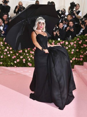 (FOTOS) Lady Gaga impacta en la MET Gala 2019: aparece en vestido y termina en lencería