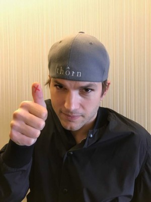 De vender su sangre a estudiar ingeniería: Así fue el difícil pasado de Ashton Kutcher