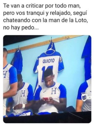 Con memes destrozan a Romell Quioto por usar el celular antes del partido ante Jamaica