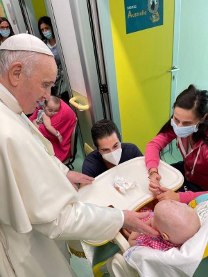 El papa Francisco visita a los demás pacientes mientras se recupera en el hospital