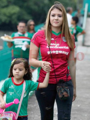 Hermosas mujeres acaparan las miradas en el estadio Yankel Rosenthal