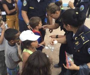 Los agentes del orden realizaron una serie de actividades de acercamiento con la comuniad. La misión inició con los niños y jóvenes de la zona. (Foto: Efraín Salgado)