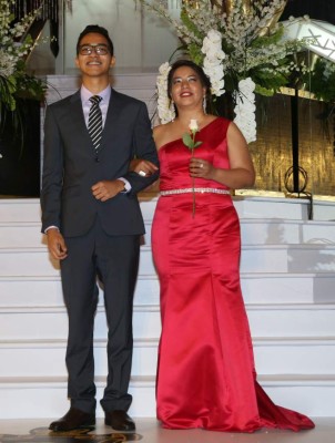 DelCampo School: Guapos Seniors desfilaron junto a madres en inolvidable noche de la Prom 2017