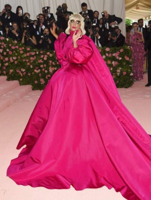 (FOTOS) Lady Gaga impacta en la MET Gala 2019: aparece en vestido y termina en lencería