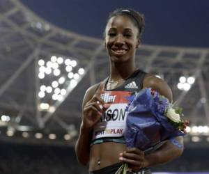 Kendra Harrison hace la seña en referencia que es el primer lugar, foto: Agencia AP.