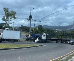 El accidente ocurrió en el desvío hacia la colonia Los Laureles cuando el tanque cisterna fue impactado frontalmente por un camión de traslado de pollos, que en ese momento circulaba vacío.