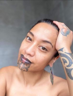 Oriini Kaipara, la primera conductora de noticias con tatuajes de la cultura maorí