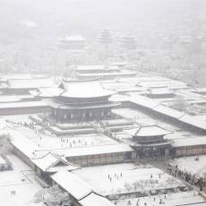 El Palacio Gyeongbok está cubierto de nieve en medio de una fuerte nevada en el centro de Seúl, Corea del Sur, el 27 de noviembre de 2024.