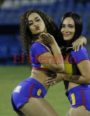 Bellas catrachas adornan el duelo Real España vs Olimpia en el estadio Morazán