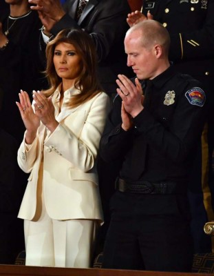 Elegante Melania Trump llega sola al discurso sobre Estado de la Unión en el Congreso