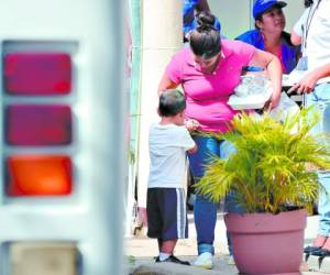 El lunes, 38 hondureños llegaron deportados por la vía aérea a SPS.