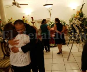 Familiares lamentaron la partida del abogado Víctor Lozano. .Foto: Jimmy Argueta/ Diario El Heraldo.