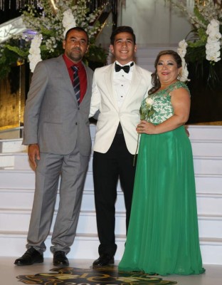 DelCampo School: Guapos Seniors desfilaron junto a madres en inolvidable noche de la Prom 2017