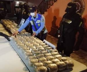 Momento en que las autoridades contabilizaban los paquetes de droga. Foto: Cortesía