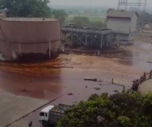 La melaza caliente se dispersó rápidamente por las instalaciones de la azucarera. Foto: Captura de pantalla