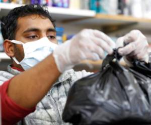 Muchos países han determinado cerras los comercios y decretar toque de queda para frenar el avance del virus. Foto: AP