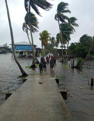 Soldados asisten evacuaciones en sectores de Gracias a Dios por huracán Iota (FOTOS)