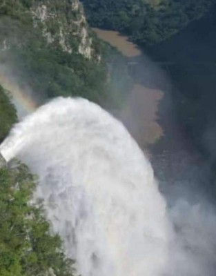 Así se ejecuta la descarga de agua en la represa El Cajón (Fotos)