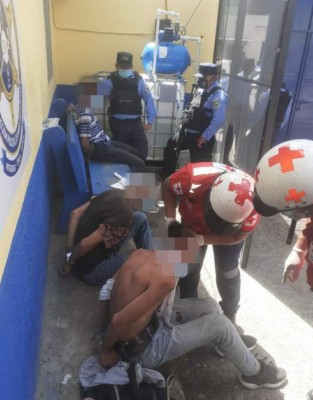 Golpeados y atados de pies y manos fueron entregados tres presuntos ladrones a la Policía (Fotos)