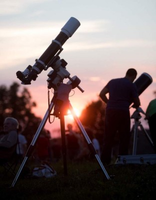 Así se ve el eclipse lunar más largo del siglo, alrededor del mundo (Fotos)