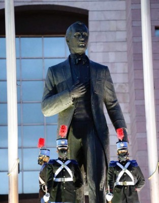 Algarabía en Plaza de las Banderas para conmemorar los 199 años de Independencia