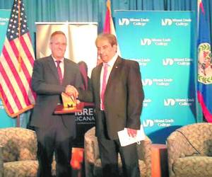 El designado presidencial Ricardo Álvarez al momento de recibir el reconocimiento en Miami, Estados Unidos.