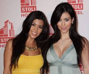 En la imagen sale junto a su hermana Kourtney cuando apenas tenían nueve y diez años de edad.