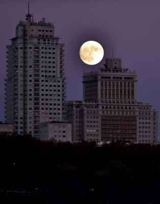 Primeras fotos de la Superluna en diferentes partes del mundo