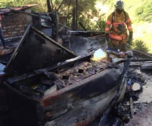 Presuntamente el fuego inició a causa de un cortocircuito (Foto cortesía: Los Bomberos).