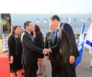 El presidente de Honduras y la Primera Dama a su llegada al aeropuerto Ben Gurión.