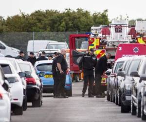 El accidente provocó un incendio en un lote de vehículos. (Foto: AFP)