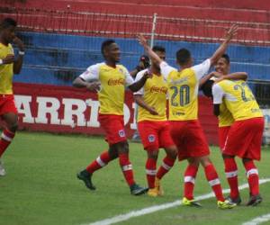 Bayron Méndez celebra el primer gol de los leones en el partido que se terminó imponiendo 4-0 frente al Victoria.