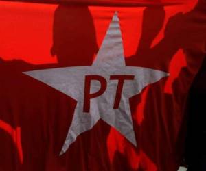 - En esta imagen del 16 de agosto de 2015, manifestantes marchan en apoyo de la presidenta brasileña, Dilma Rousseff, y del Partido de los Trabajadores ante el Instituto Lula del expresidenteLuiz Inacio Lula da Silva, en Sao Paulo, Brasil. AP